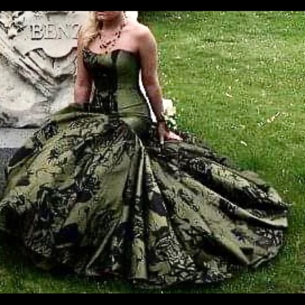 Formal Green gown size 0 - Picture 5 of 9